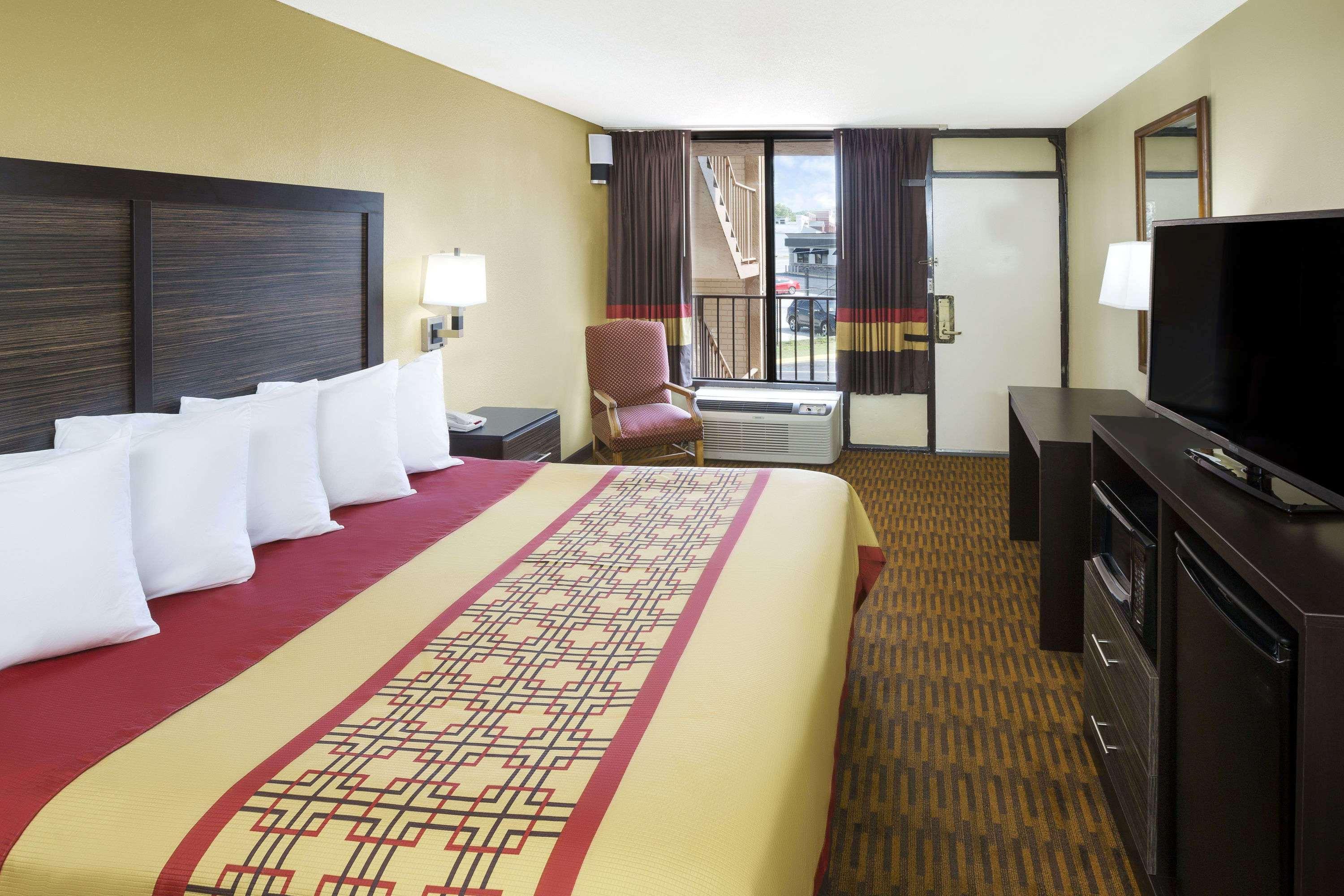 Days Inn By Wyndham Columbus-North Fort Moore Exteriör bild