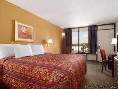 Days Inn By Wyndham Columbus-North Fort Moore Exteriör bild